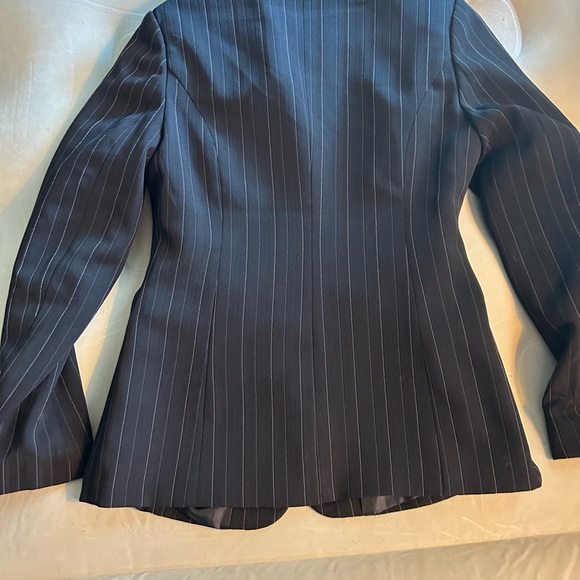 Pinstripe flattering blazer - Picture 4 of 4